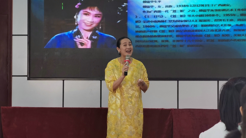 01 星空官方网站副校长王予嘉开展《我的刘三姐人生》公益讲座.jpg