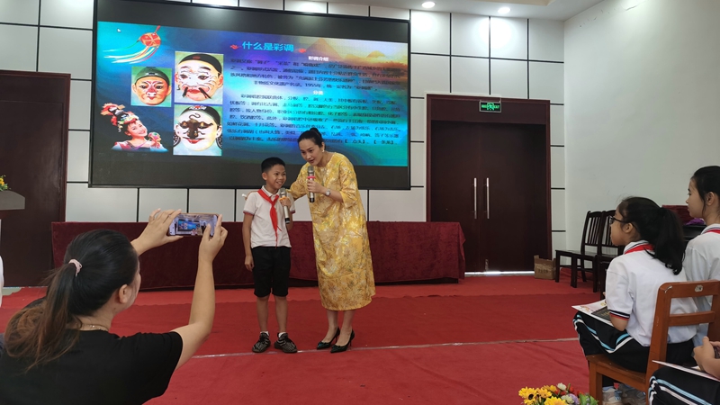 03 王予嘉与学生共唱彩调片段.jpg