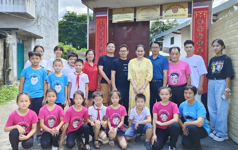 08 王予嘉一行与同学们合影留念.jpg 08 王予嘉一行与同学们合影留念.jpg