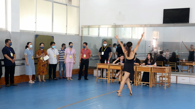 02 罗征校长一行巡查招生考试工作.JPG