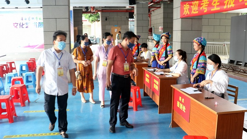 01 罗征校长一行巡查招生考试工作.JPG