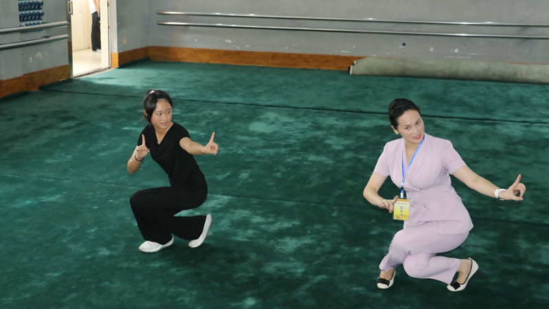 06 王予嘉副校长示范考试动作.JPG