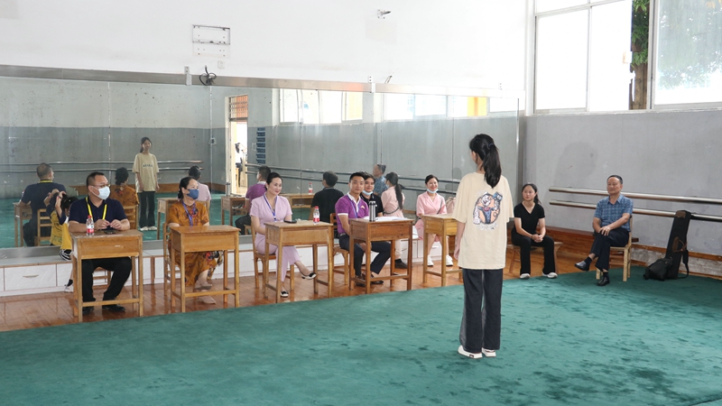 09 王予嘉副校长示范考试动作.JPG