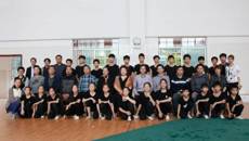 ���ɹ��Ӽ��������ų�һ������У�ιۿ���