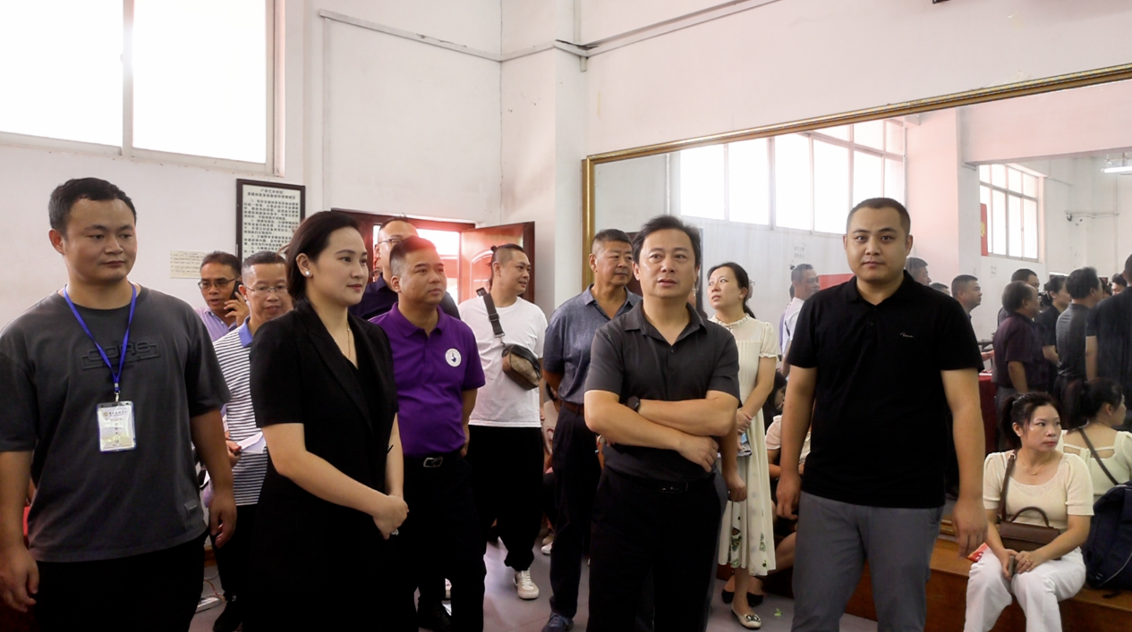 学校领导巡查报道场地