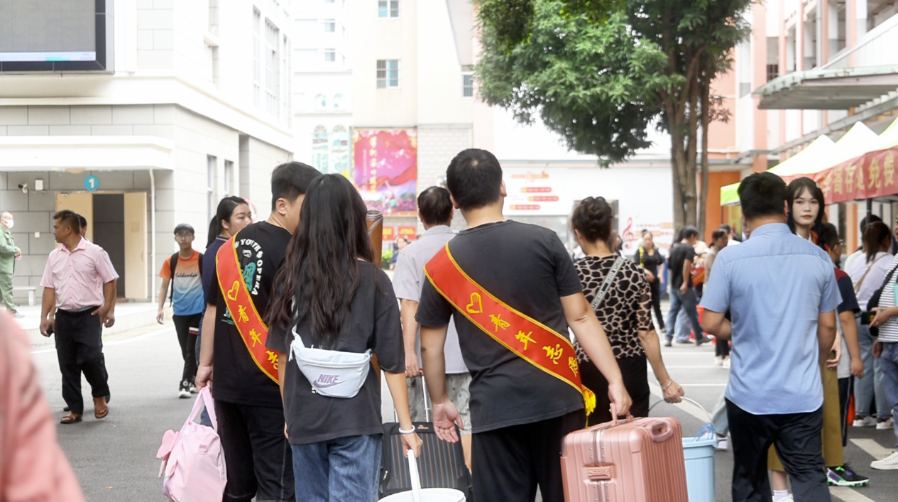 志愿者帮新生搬动行李