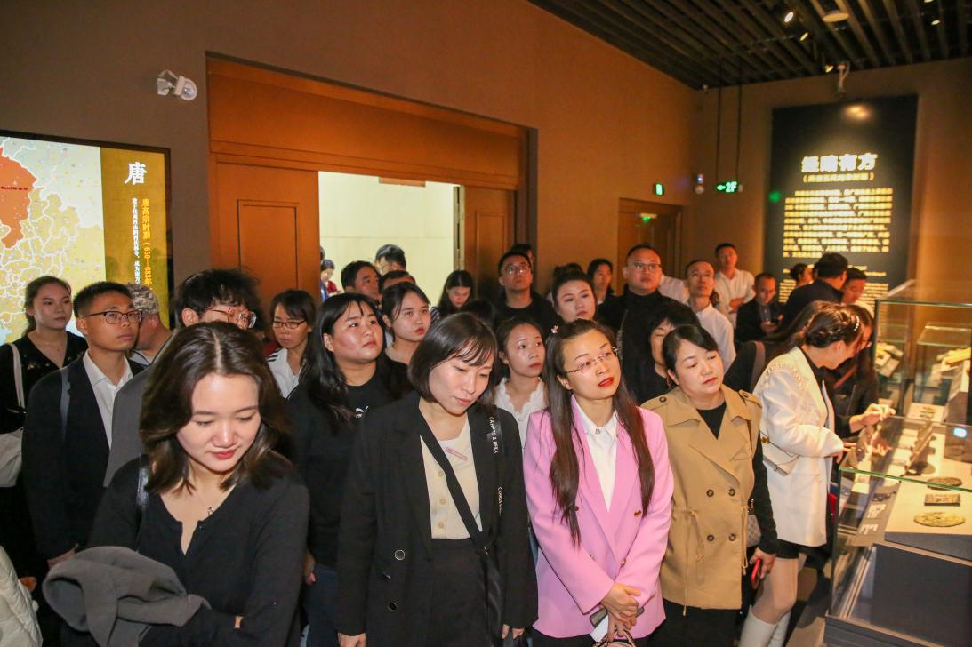 2023-11-22 �л����㴫ͳ�Ļ����з�չ����̸-46