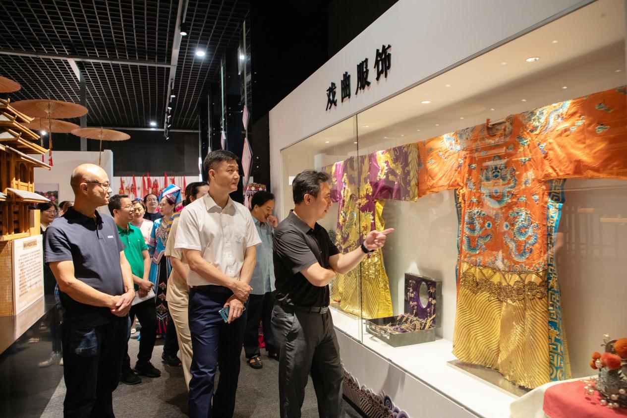 �쵼���ڹ�չ